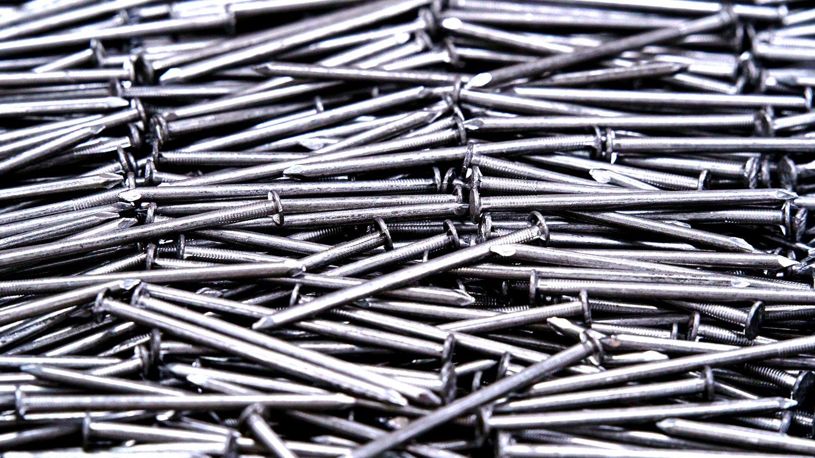 Clavos de obra y castillos de acero prefabricados