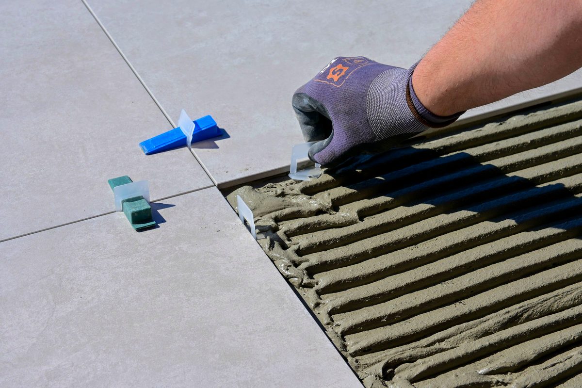 Aplicación de adhesivo con llana dentada para colocación de piso