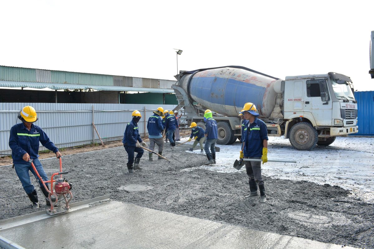Cuadrilla colando concreto premezclado desde la olla