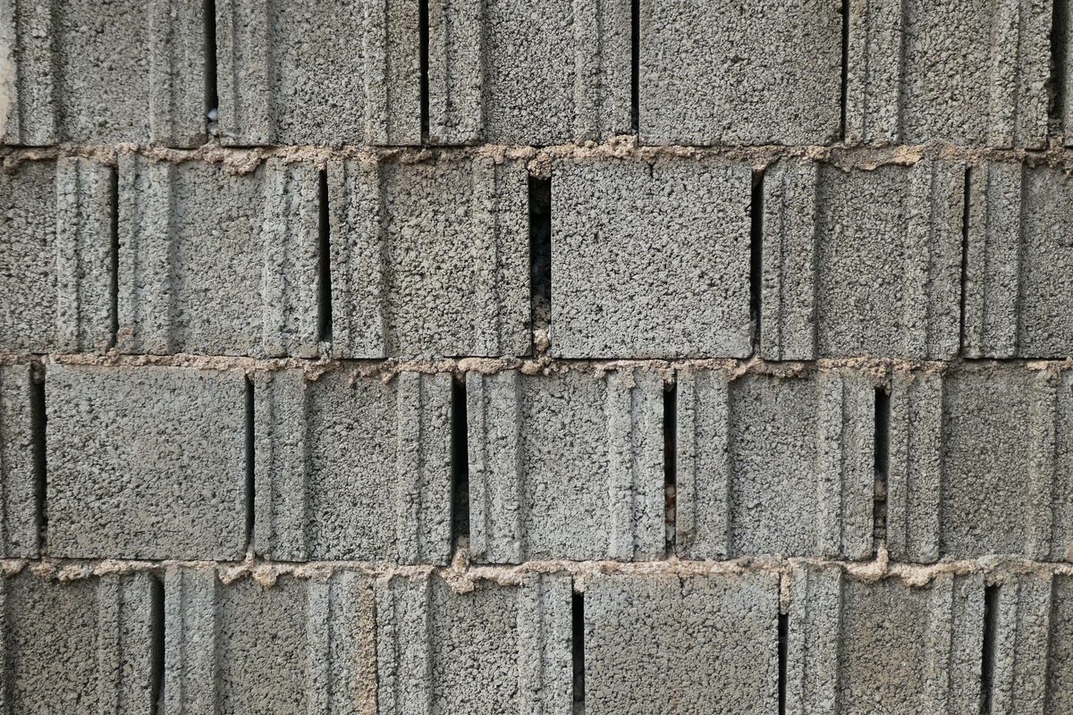 Muro de block de concreto levantado con junta pareja
