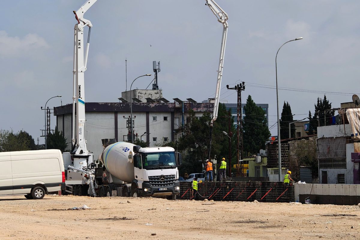 Revolvedoras de concreto premezclado descargando en obra urbana