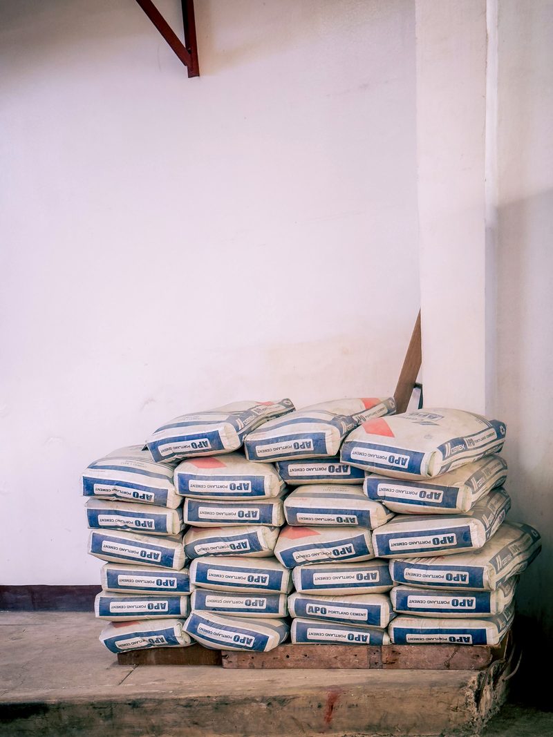 Sacos de cemento estibados en el centro de distribución